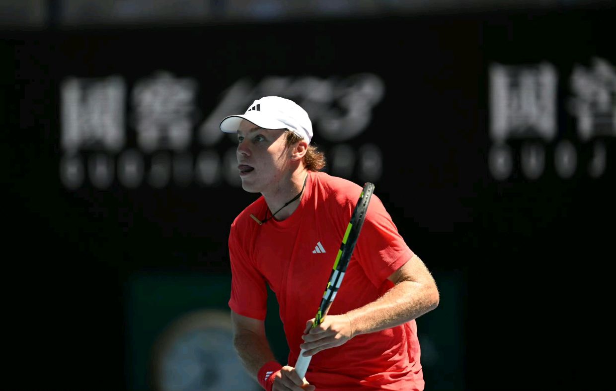 包含德国网球队横扫澳大利亚网球队，西西帕斯打破历史纪录的词条