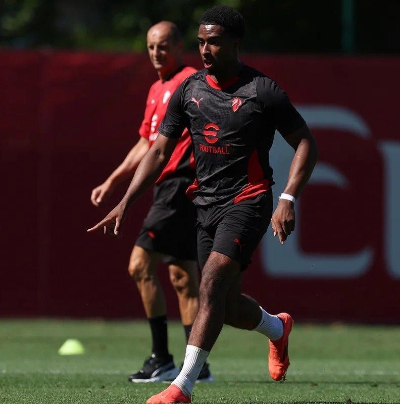 关于AC米兰后卫表现出色,成为球队防线支柱的信息 关于AC米兰后卫表现出色,成为球队防线支柱的信息