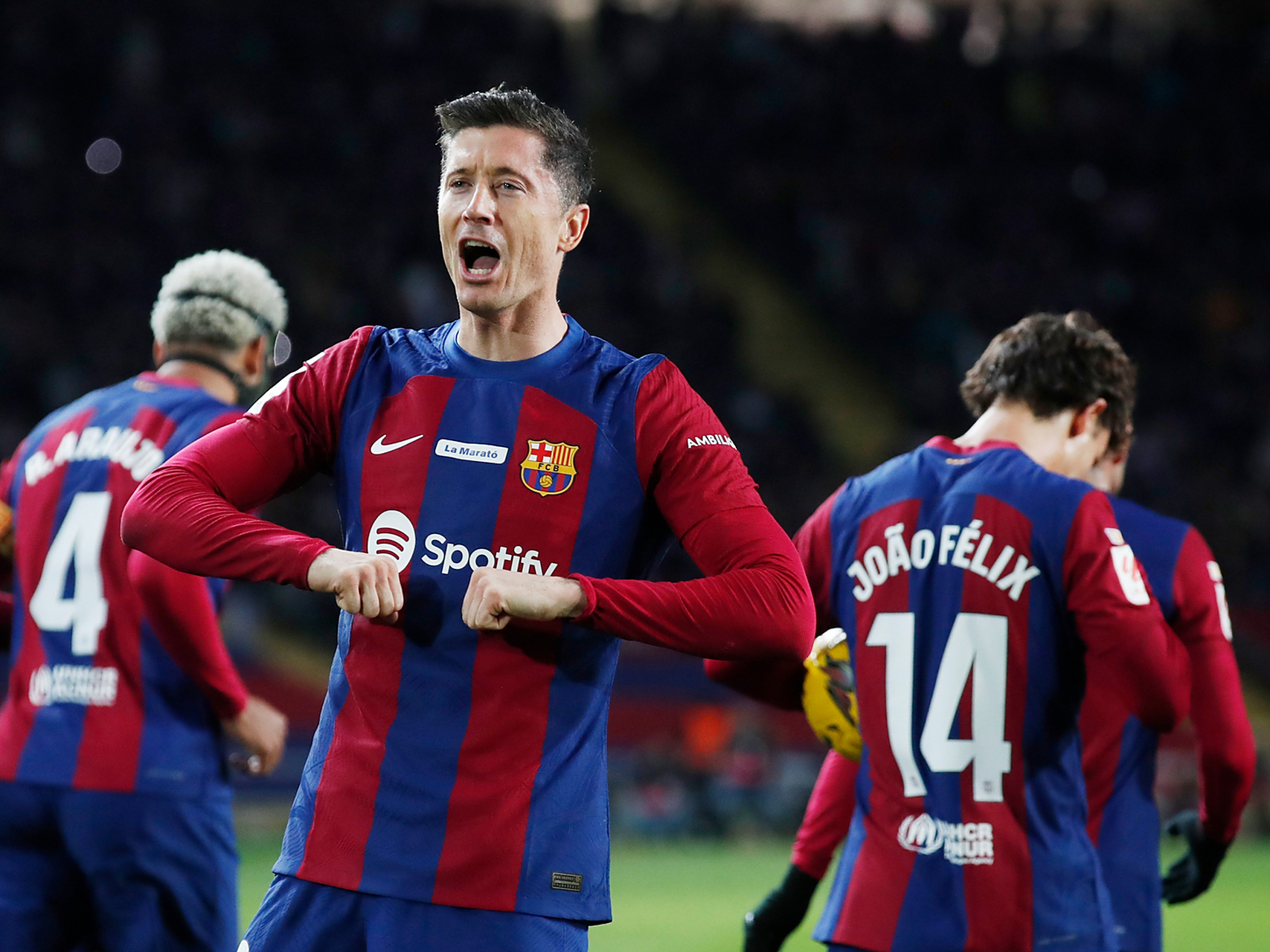 包含赫罗纳逆转获胜，积分榜上升一位的词条