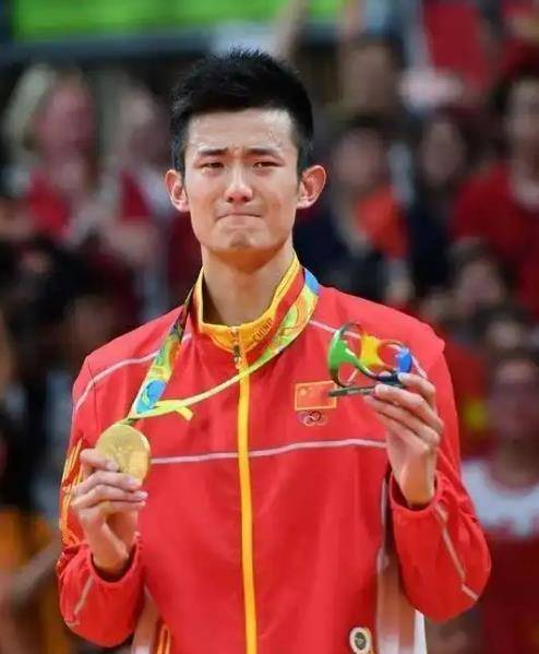 包含泰国羽毛球队险胜法国羽毛球队，谌龙惊艳世界的词条